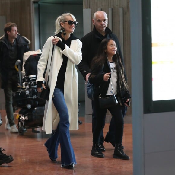 Laeticia Hallyday arrive en famille avec ses filles et sa mère à l'aéroport Roissy CDG le 19 novembre 2019.