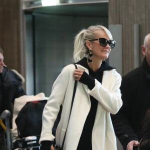 Laeticia Hallyday arrive en famille avec ses filles et sa mère à l'aéroport Roissy CDG le 19 novembre 2019.