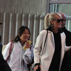 Laeticia Hallyday arrive en famille avec ses filles et sa mère à l'aéroport Roissy CDG le 19 novembre 2019.