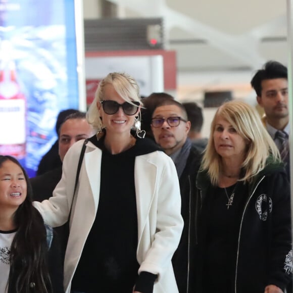 Laeticia Hallyday arrive en famille avec ses filles et sa mère à l'aéroport Roissy CDG le 19 novembre 2019.