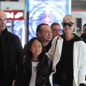 Laeticia Hallyday arrive en famille avec ses filles et sa mère à l'aéroport Roissy CDG le 19 novembre 2019.