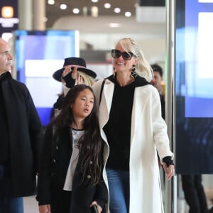 Laeticia Hallyday arrive en famille avec ses filles et sa mère à l'aéroport Roissy CDG le 19 novembre 2019.