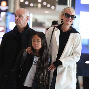 Laeticia Hallyday arrive en famille avec ses filles et sa mère à l'aéroport Roissy CDG le 19 novembre 2019.