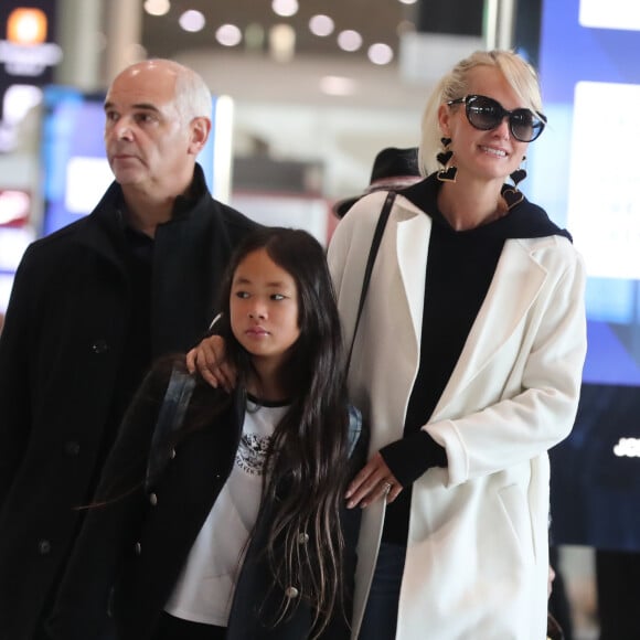 Laeticia Hallyday arrive en famille avec ses filles et sa mère à l'aéroport Roissy CDG le 19 novembre 2019.