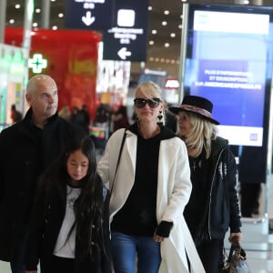 Laeticia Hallyday arrive en famille avec ses filles et sa mère à l'aéroport Roissy CDG le 19 novembre 2019.