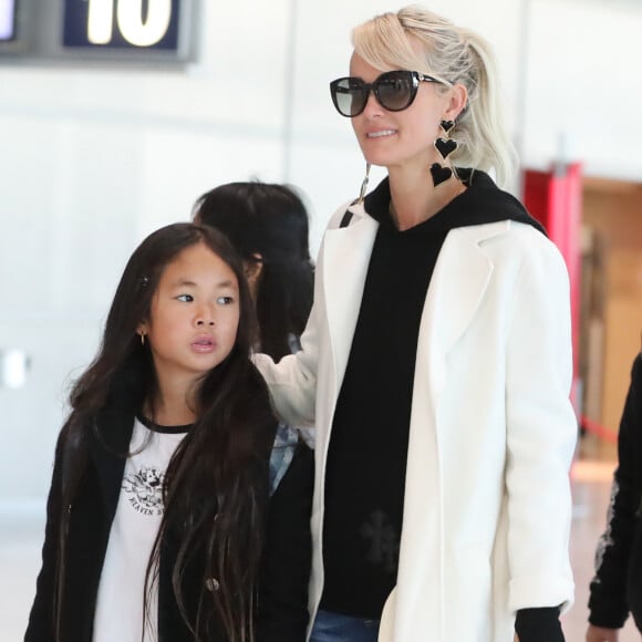 Laeticia Hallyday arrive en famille avec ses filles et sa mère à l'aéroport Roissy CDG le 19 novembre 2019.