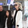 Laeticia Hallyday arrive en famille avec ses filles et sa mère à l'aéroport Roissy CDG le 19 novembre 2019.