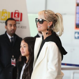 Laeticia Hallyday arrive en famille avec ses filles et sa mère à l'aéroport Roissy CDG le 19 novembre 2019.