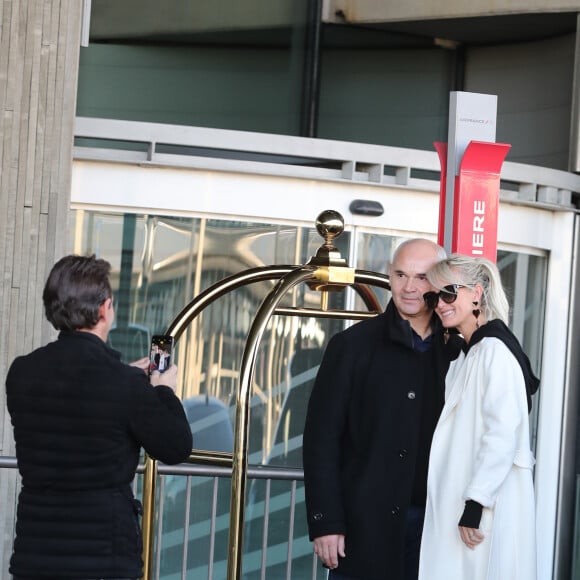 Laeticia Hallyday arrive en famille avec ses filles et sa mère à l'aéroport Roissy CDG le 19 novembre 2019.