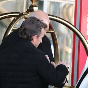 Laeticia Hallyday arrive en famille avec ses filles et sa mère à l'aéroport Roissy CDG le 19 novembre 2019.