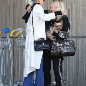 Laeticia Hallyday arrive en famille avec ses filles et sa mère Françoise Thibaut à l'aéroport Roissy CDG le 19 novembre 2019.