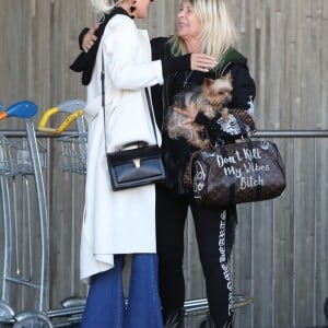 Laeticia Hallyday arrive en famille avec ses filles et sa mère Françoise Thibaut à l'aéroport Roissy CDG le 19 novembre 2019.