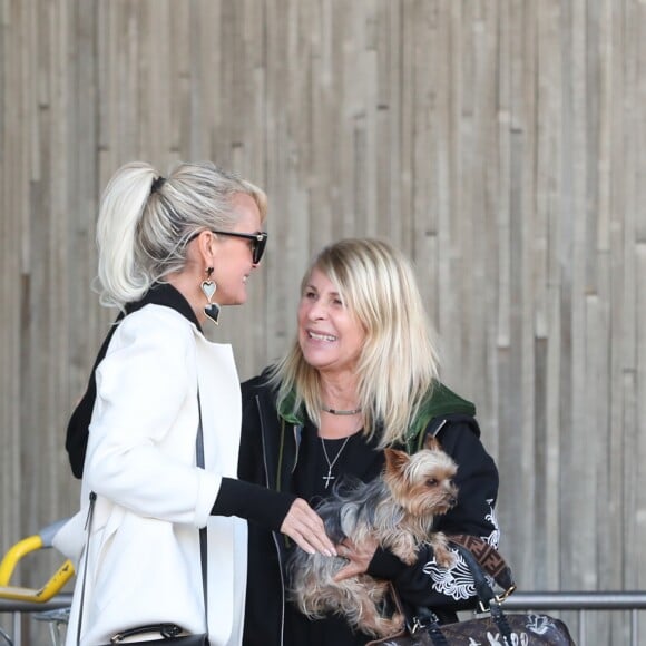 Laeticia Hallyday arrive en famille avec ses filles et sa mère Françoise Thibaut à l'aéroport Roissy CDG le 19 novembre 2019.