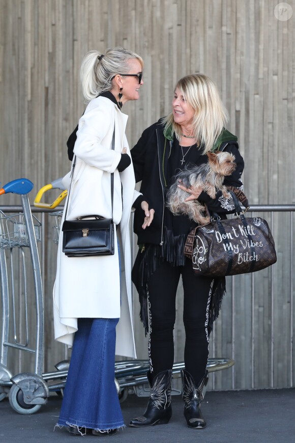 Laeticia Hallyday arrive en famille avec ses filles et sa mère Françoise Thibaut à l'aéroport Roissy CDG le 19 novembre 2019.