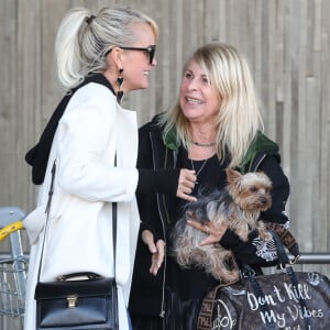 Laeticia Hallyday arrive en famille avec ses filles et sa mère Françoise Thibaut à l'aéroport Roissy CDG le 19 novembre 2019.