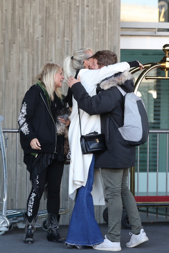 Laeticia Hallyday arrive en famille avec ses filles, sa mère Françoise Thibaut, son petit frère Grégory Boudou à l'aéroport Roissy CDG le 19 novembre 2019.
