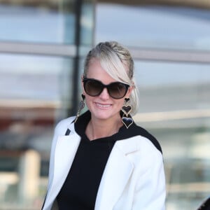 Laeticia Hallyday arrive en famille avec ses filles et sa mère à l'aéroport Roissy CDG le 19 novembre 2019.