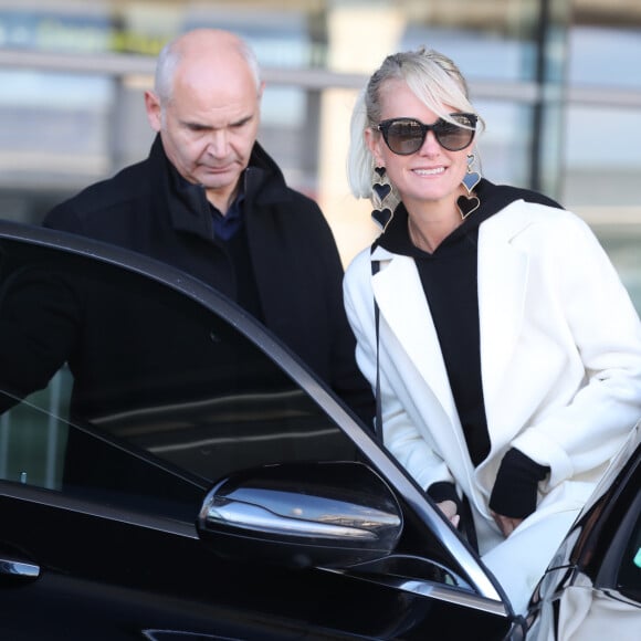 Laeticia Hallyday arrive en famille avec ses filles et sa mère à l'aéroport Roissy CDG le 19 novembre 2019.