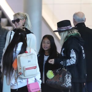 Laeticia Hallyday arrive en famille avec ses filles et sa mère à l'aéroport Roissy CDG le 19 novembre 2019.