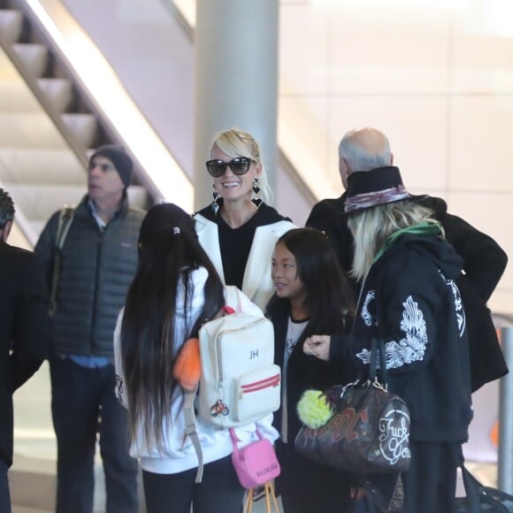 Laeticia Hallyday arrive en famille avec ses filles et sa mère à l'aéroport Roissy CDG le 19 novembre 2019.