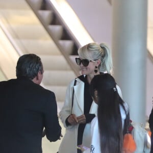 Laeticia Hallyday arrive en famille avec ses filles et sa mère à l'aéroport Roissy CDG le 19 novembre 2019.