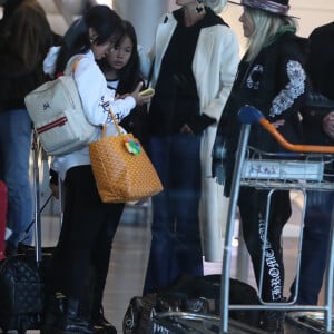 Laeticia Hallyday arrive en famille avec ses filles et sa mère à l'aéroport Roissy CDG le 19 novembre 2019.