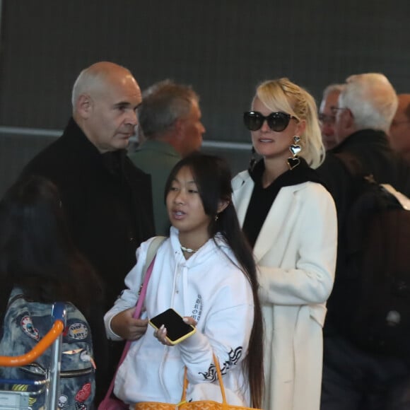 Laeticia Hallyday arrive en famille avec ses filles et sa mère à l'aéroport Roissy CDG le 19 novembre 2019.