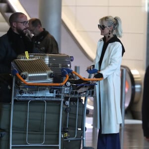 Laeticia Hallyday arrive en famille avec ses filles et sa mère à l'aéroport Roissy CDG le 19 novembre 2019.