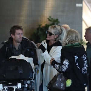 Laeticia Hallyday arrive en famille avec ses filles et sa mère à l'aéroport Roissy CDG le 19 novembre 2019.