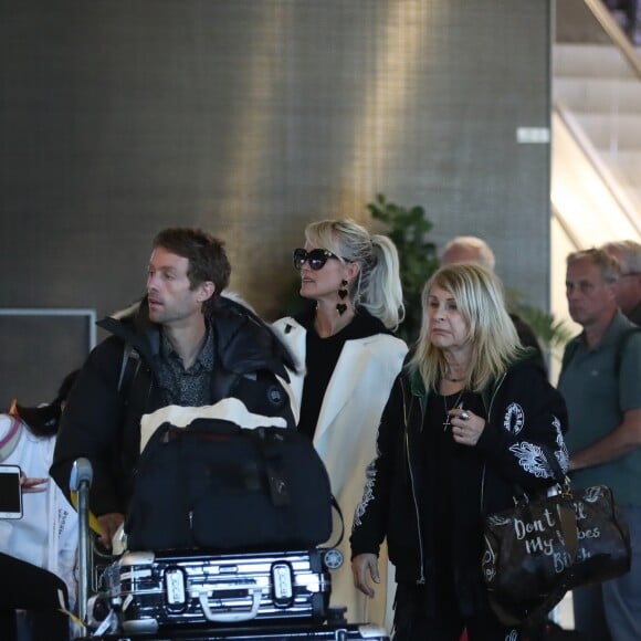 Laeticia Hallyday arrive en famille avec ses filles et sa mère à l'aéroport Roissy CDG le 19 novembre 2019.