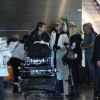 Laeticia Hallyday arrive en famille avec ses filles et sa mère à l'aéroport Roissy CDG le 19 novembre 2019.
