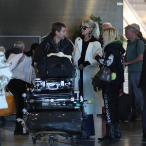 Laeticia Hallyday arrive en famille avec ses filles et sa mère à l'aéroport Roissy CDG le 19 novembre 2019.