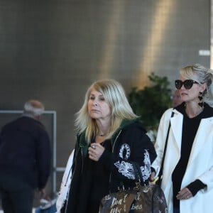 Laeticia Hallyday arrive en famille avec ses filles et sa mère à l'aéroport Roissy CDG le 19 novembre 2019.