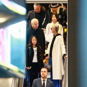 Laeticia Hallyday, ses filles Jade et Joy, Jimmy Reffas, Carl (chauffeur et garde du corps), Françoise Thibaut, la mère de Laeticia Hallyday - Laeticia Hallyday arrive en famille avec ses filles et sa mère à l'aéroport Roissy CDG le 19 novembre 2019.