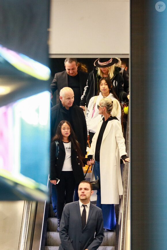 Laeticia Hallyday, ses filles Jade et Joy, Jimmy Reffas, Carl (chauffeur et garde du corps), Françoise Thibaut, la mère de Laeticia Hallyday - Laeticia Hallyday arrive en famille avec ses filles et sa mère à l'aéroport Roissy CDG le 19 novembre 2019.