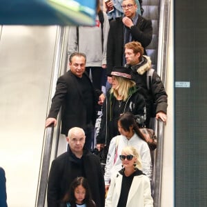 Laeticia Hallyday, ses filles Jade et Joy, Jimmy Reffas, Carl (chauffeur et garde du corps), Françoise Thibaut, la mère de Laeticia Hallyday, Grégory Boudou, le frère de Laeticia - Laeticia Hallyday arrive en famille avec ses filles et sa mère à l'aéroport Roissy CDG le 19 novembre 2019.