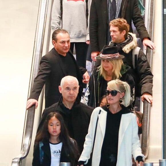 Laeticia Hallyday, ses filles Jade et Joy, Jimmy Reffas, Carl (chauffeur et garde du corps), Françoise Thibaut, la mère de Laeticia Hallyday, Grégory Boudou, le frère de Laeticia - Laeticia Hallyday arrive en famille avec ses filles et sa mère à l'aéroport Roissy CDG le 19 novembre 2019.