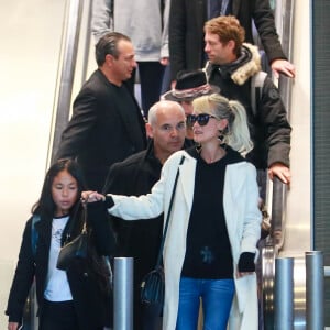 Laeticia Hallyday, ses filles Jade et Joy, Jimmy Reffas, Carl (chauffeur et garde du corps), Françoise Thibaut, la mère de Laeticia Hallyday, Grégory Boudou, le frère de Laeticia - Laeticia Hallyday arrive en famille avec ses filles et sa mère à l'aéroport Roissy CDG le 19 novembre 2019.