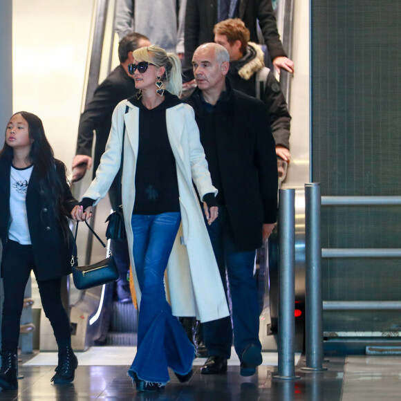 Laeticia Hallyday, sa fille Joy, Jimmy Reffas - Laeticia Hallyday arrive en famille avec ses filles et sa mère à l'aéroport Roissy CDG le 19 novembre 2019.