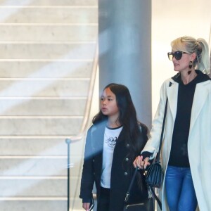 Laeticia Hallyday, sa fille Joy, Jimmy Reffas - Laeticia Hallyday arrive en famille avec ses filles et sa mère à l'aéroport Roissy CDG le 19 novembre 2019.