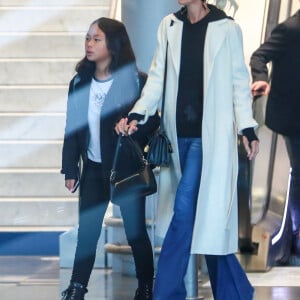 Laeticia Hallyday, sa fille Joy - Laeticia Hallyday arrive en famille avec ses filles et sa mère à l'aéroport Roissy CDG le 19 novembre 2019.