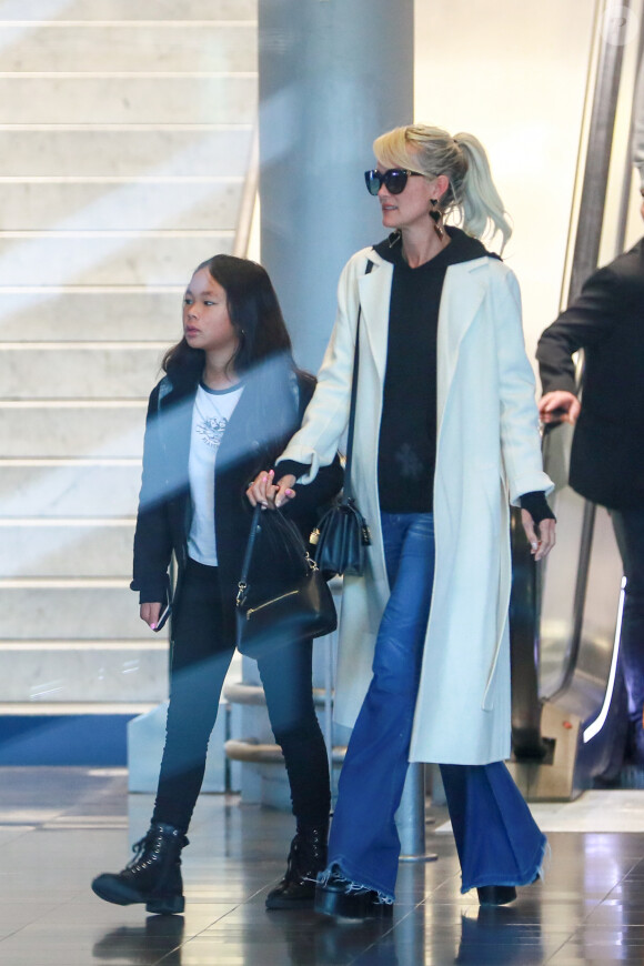 Laeticia Hallyday, sa fille Joy - Laeticia Hallyday arrive en famille avec ses filles et sa mère à l'aéroport Roissy CDG le 19 novembre 2019.