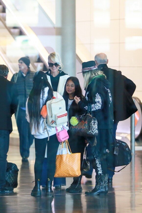 Laeticia Hallyday, ses filles Jade et Joy, Françoise Thibaut, la mère de Laeticia Hallyday - Laeticia Hallyday arrive en famille avec ses filles et sa mère à l'aéroport Roissy CDG le 19 novembre 2019.