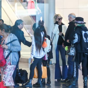 Carl (chauffeur et garde du corps), Jade et Joy, Laeticia Hallyday, Jimmy Reffas, Françoise Thibaut, la mère de Laeticia Hallyday - Laeticia Hallyday arrive en famille avec ses filles et sa mère à l'aéroport Roissy CDG le 19 novembre 2019.