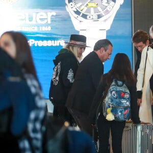 Françoise Thibaut, la mère de Laeticia Hallyday, Carl (chauffeur et garde du corps), Joy, Jade, Laeticia Hallyday, Grégory Boudou, le frère de Laeticia - Laeticia Hallyday arrive en famille avec ses filles et sa mère à l'aéroport Roissy CDG le 19 novembre 2019.