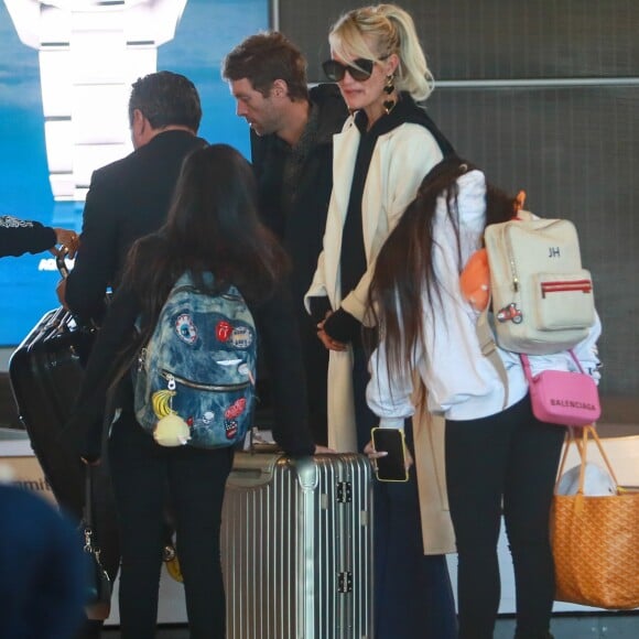 Carl (chauffeur et garde du corps), Grégory Boudou, le frère de Laeticia, Laeticia Hallyday, ses filles Jade et Joy - Laeticia Hallyday arrive en famille avec ses filles et sa mère à l'aéroport Roissy CDG le 19 novembre 2019.