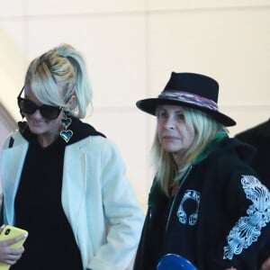 Jade et Joy, Laeticia Hallyday, Jimmy Reffas, Françoise Thibaut, la mère de Laeticia Hallyday - Laeticia Hallyday arrive en famille avec ses filles et sa mère à l'aéroport Roissy CDG le 19 novembre 2019.