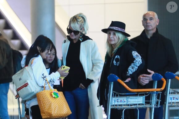 Jade et Joy, Laeticia Hallyday, Jimmy Reffas, Françoise Thibaut, la mère de Laeticia Hallyday - Laeticia Hallyday arrive en famille avec ses filles et sa mère à l'aéroport Roissy CDG le 19 novembre 2019.