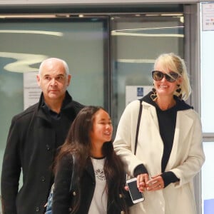 Jimmy Reffas, Laeticia Hallyday et sa fille Joy - Laeticia Hallyday arrive en famille avec ses filles et sa mère à l'aéroport Roissy CDG le 19 novembre 2019.