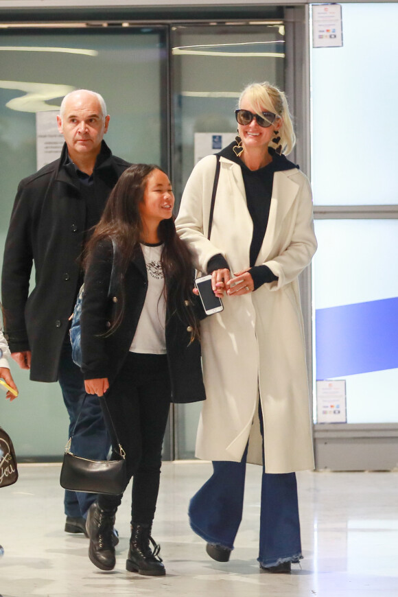 Jimmy Reffas, Laeticia Hallyday et sa fille Joy - Laeticia Hallyday arrive en famille avec ses filles et sa mère à l'aéroport Roissy CDG le 19 novembre 2019.